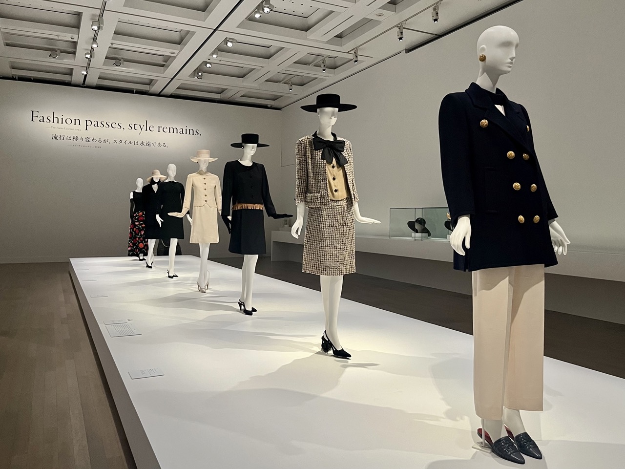 国立新美術館】「イヴ・サンローラン展 時を越えるスタイル」 | アイ 